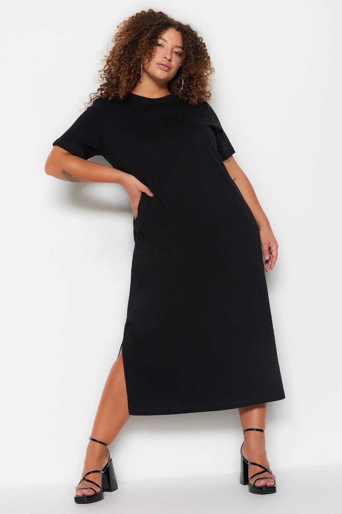 Trendyol Curve  Schwarzes Strickkleid mit Rundhalsausschnitt und Schlitz TBBSS23AH00159