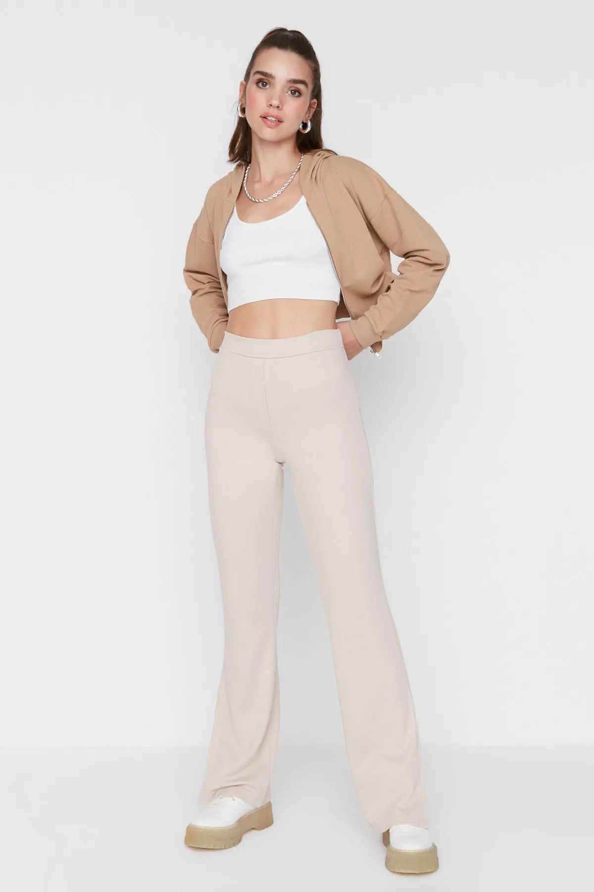 Trendyol Collection  Beige gerade gestrickte Hose mit Schlitz TWOAW23PL00005