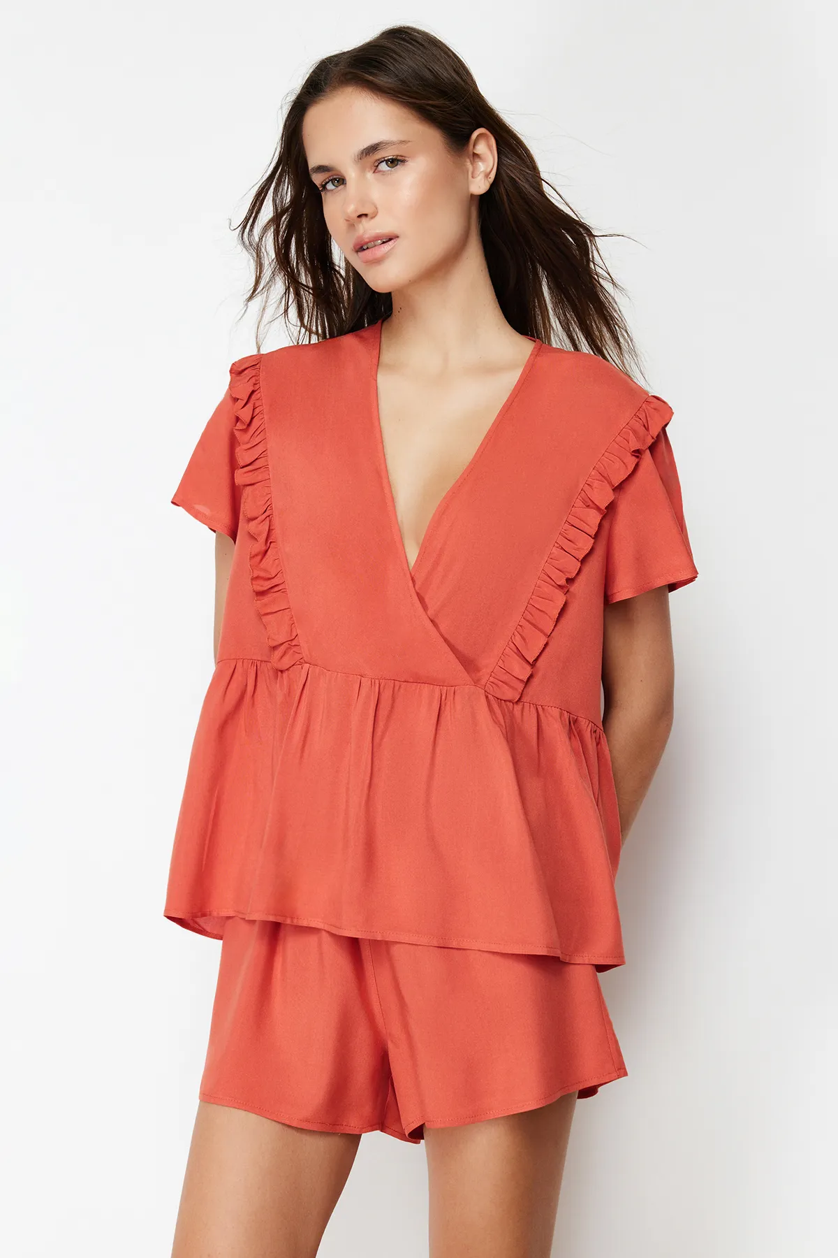 Trendyol Collection  Pyjama-Set aus gewebter Viskose mit Zimtrüschen und Details THMSS24PT00055