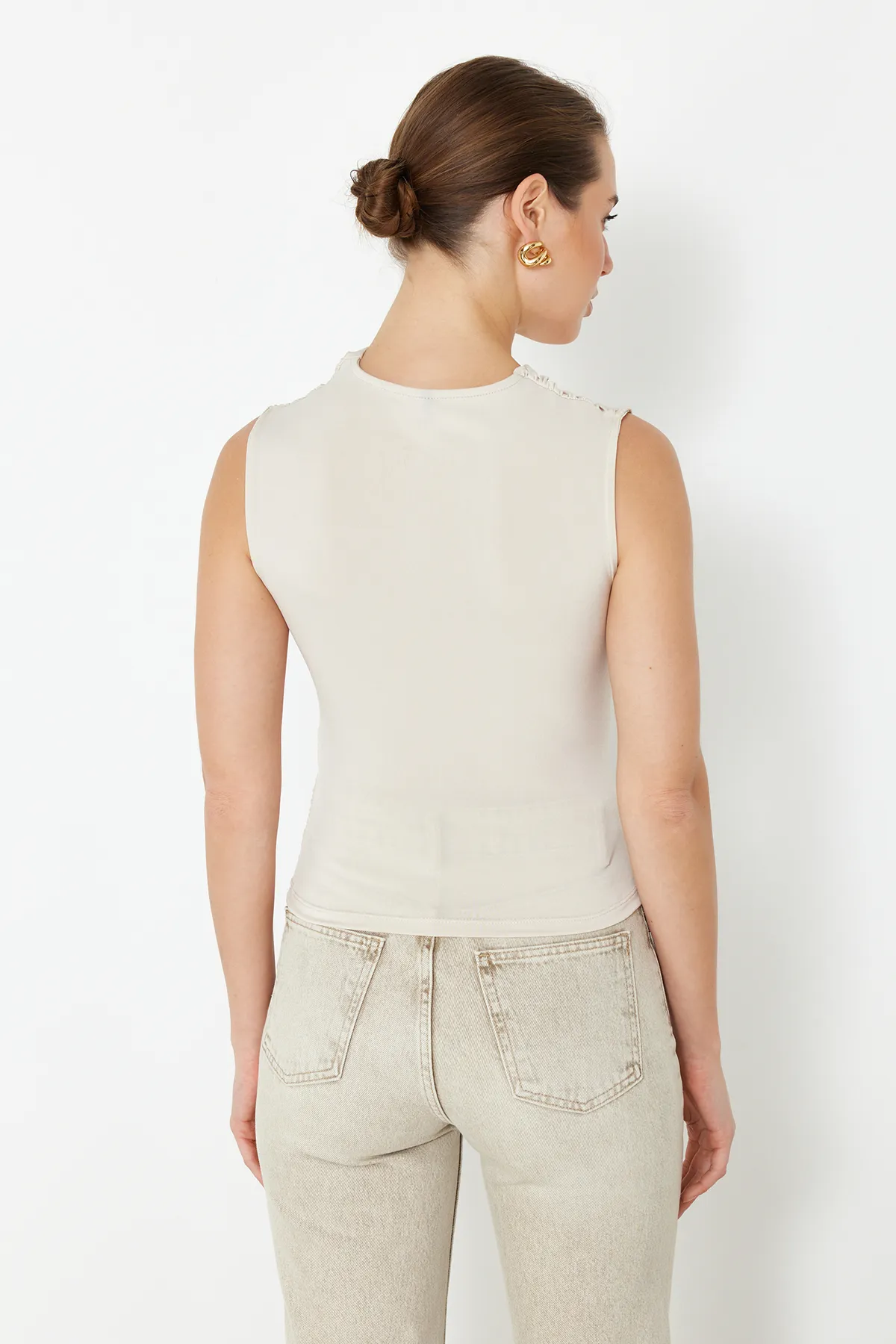 Trendyol Collection  Figurbetonte, figurbetonte, geraffte, detaillierte, ärmellose, flexible Strickbluse in Steinoptik TWOSS24BZ00518