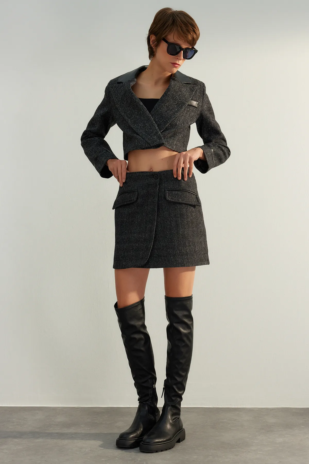 Trendyol Collection  Anthrazitfarbener, zweireihiger, gewebter Minirock mit hochwertigem Stempelmuster in limitierter Auflage TWOAW24ET00287