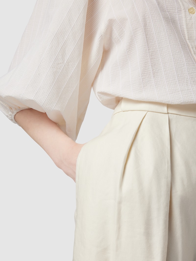 Chino-Shorts mit Bundfalten in offwhite