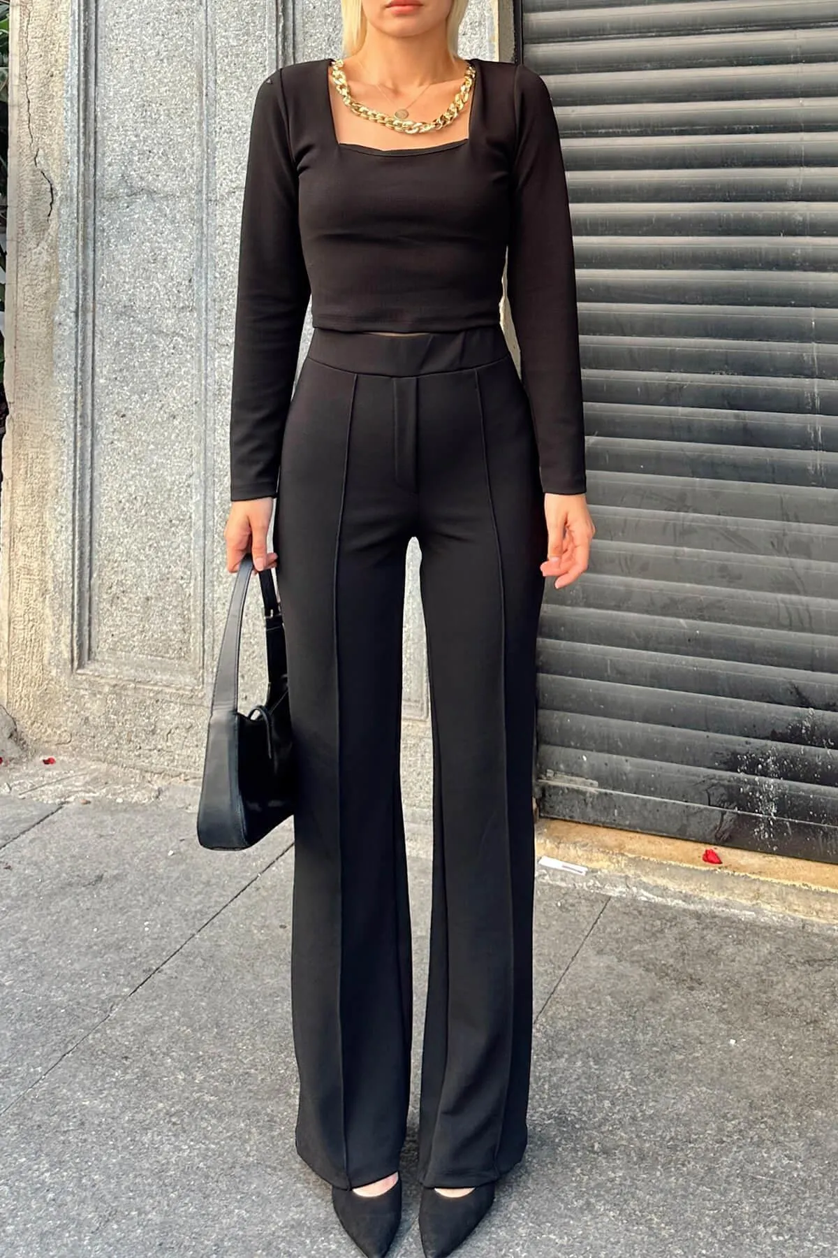 Swist  Schwarzes Crop-Pants-Set mit quadratischem Kragen und Halskettendetail für Damen