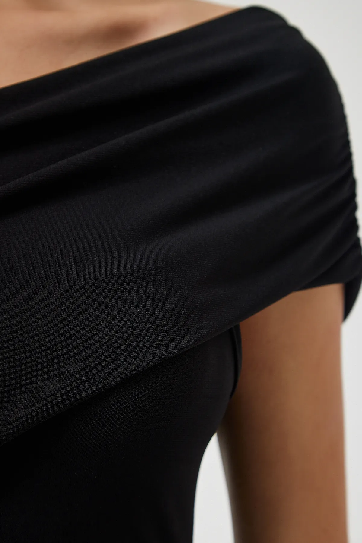 Happiness İstanbul  Schwarze Strickbluse mit geraffter Schulter für Damen DZ00112