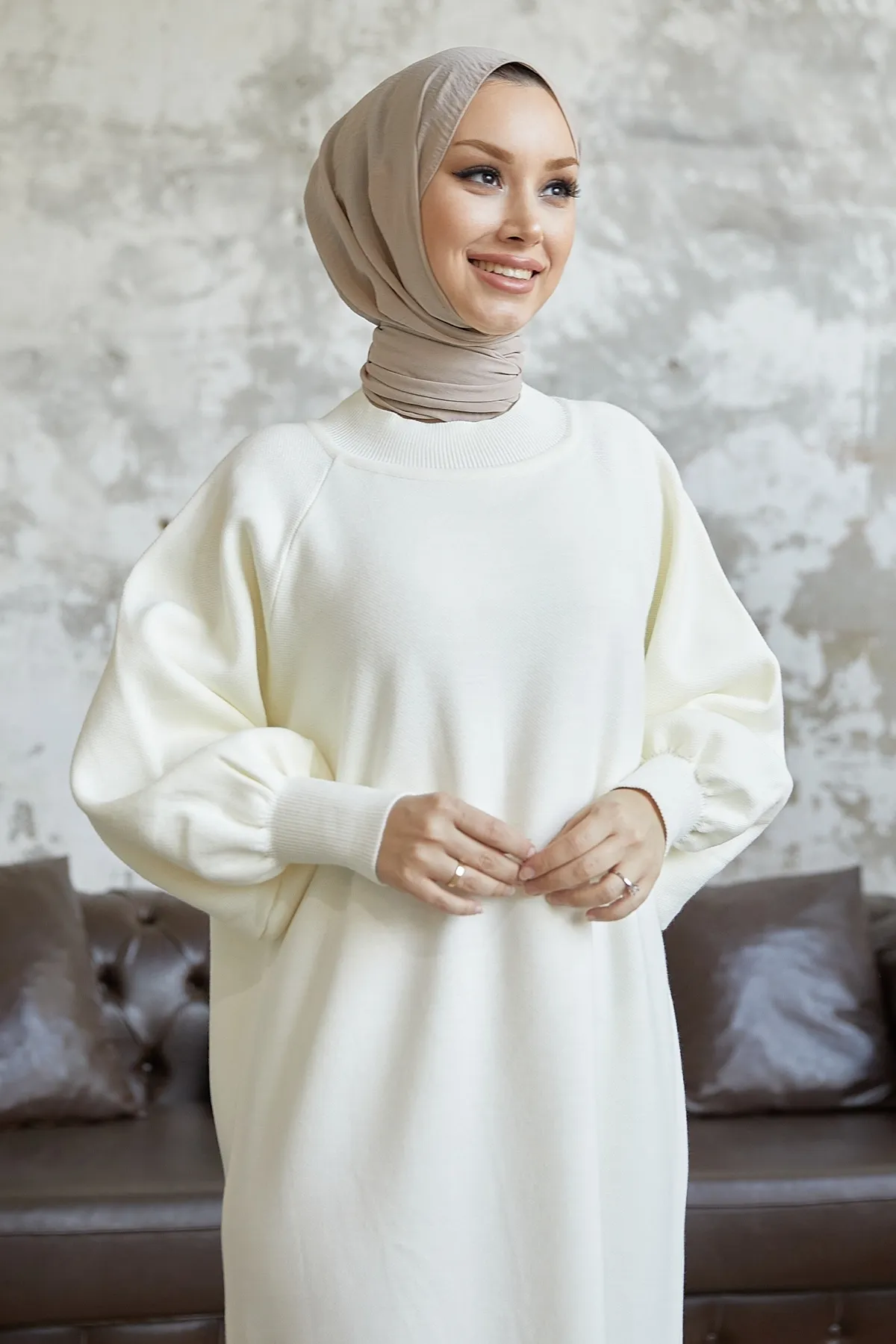 InStyle  Mina Strickkleid mit Ballonärmeln – Weiß