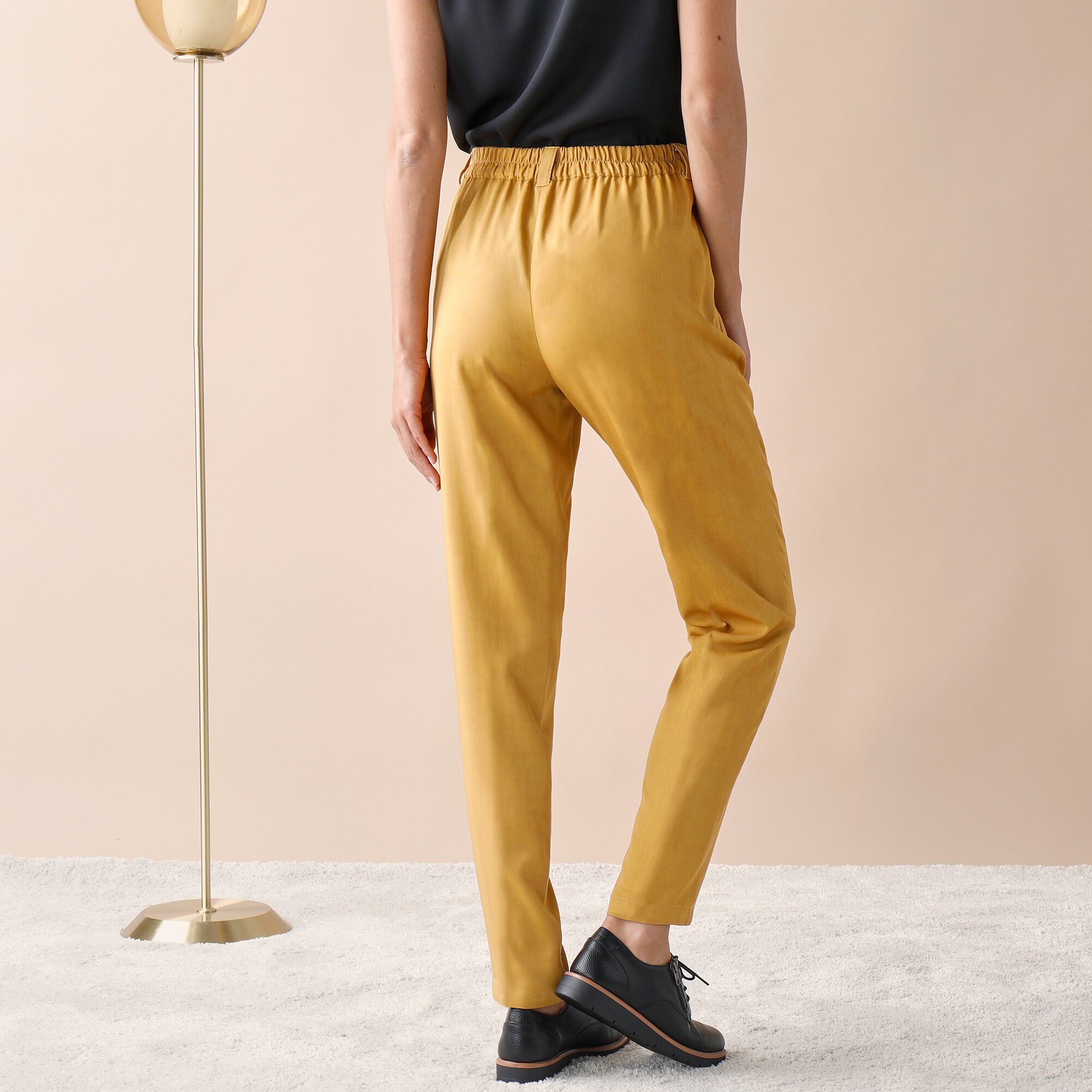 Pantalon fuselé uni ceinturé
