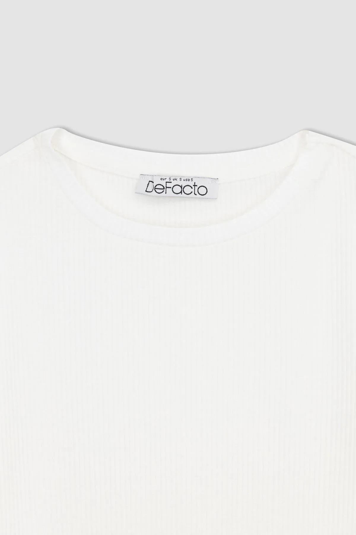 DeFacto  Tailliertes Kurzarm-T-Shirt mit Rundhalsausschnitt K7064az23sm