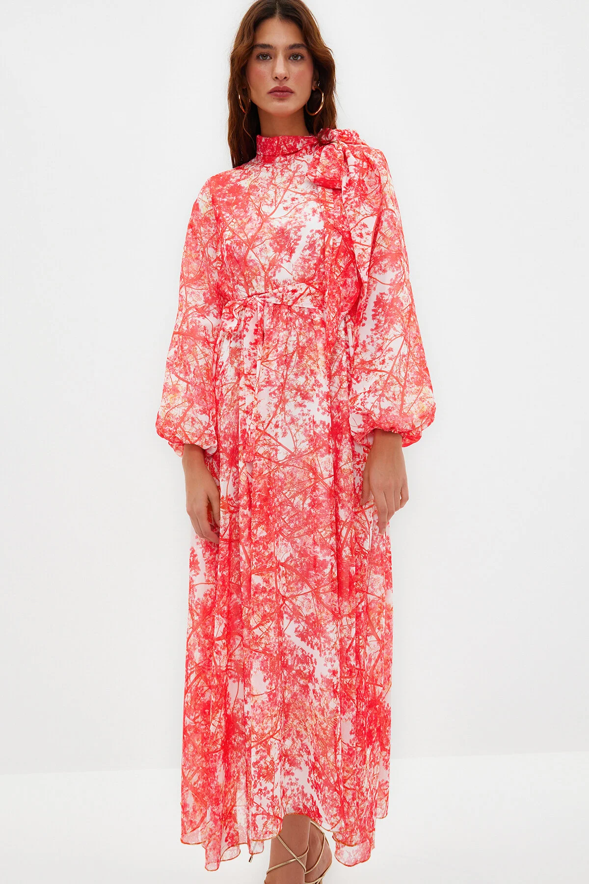 Trendyol Modest  Rotes, mit Blumenmuster gefüttertes, langes Chiffon-Abendkleid TCTSS24EB00040