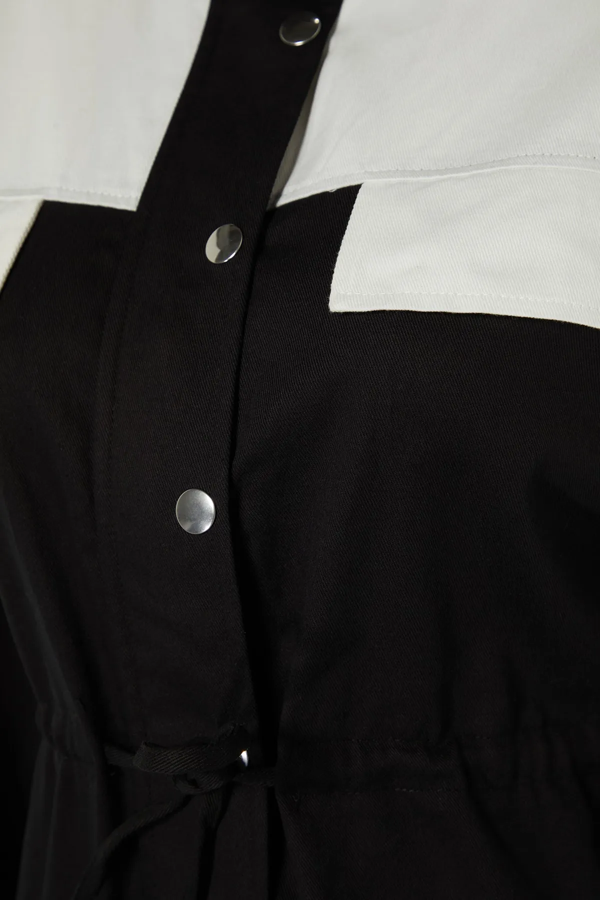 Trendyol Collection  Langer, gewebter Overall in Schwarz mit Farbblockierung und geraffter Taille TWOAW21TU0011