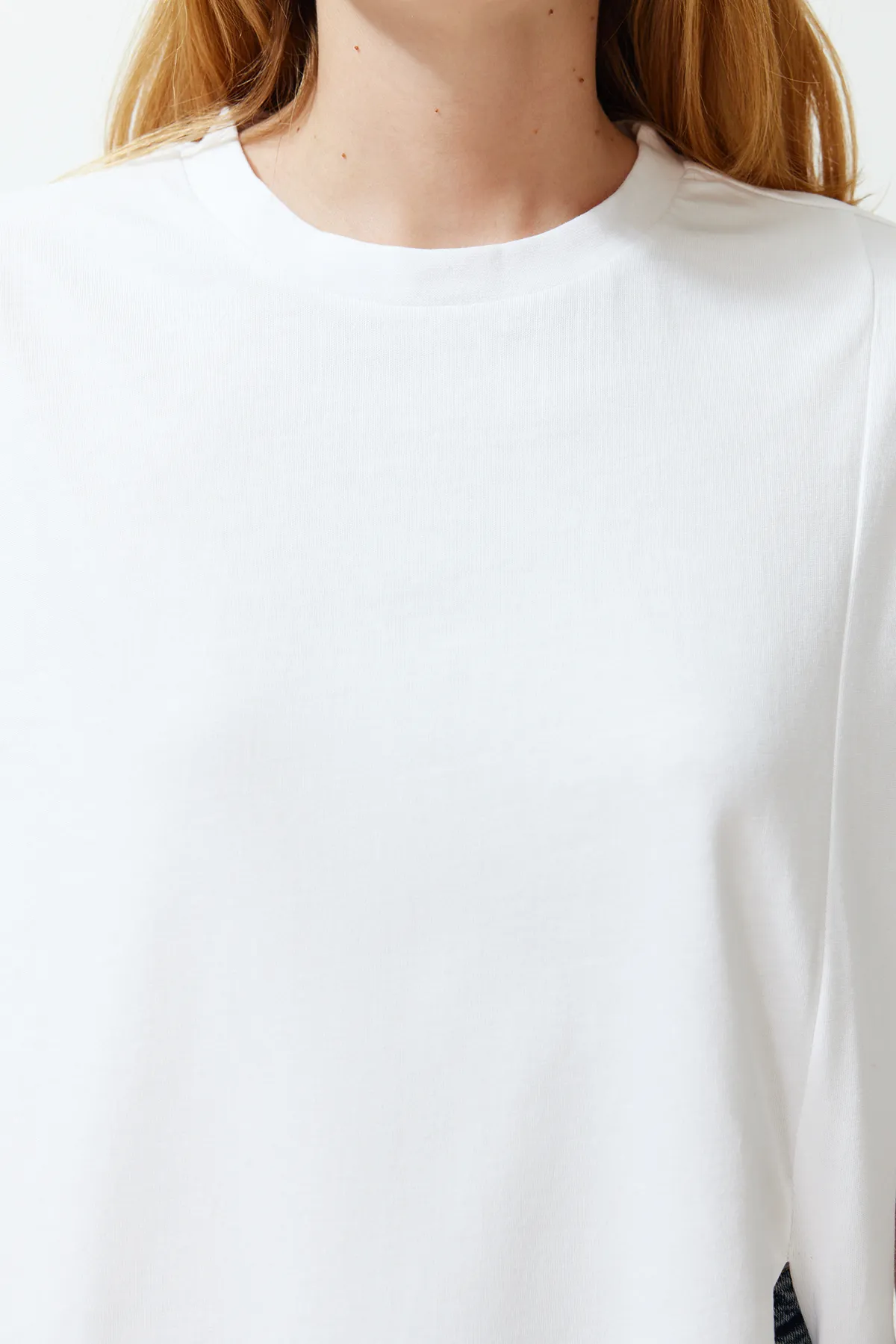 Trendyol Collection  Lilafarbenes, geripptes, reguläres Strick-T-Shirt mit Rundhalsausschnitt TWOSS24TS00050