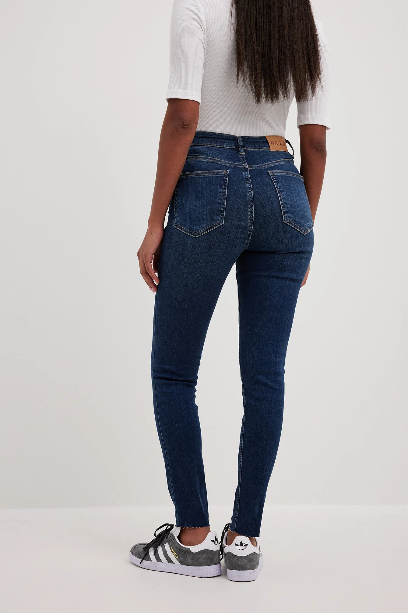 Skinny-Jeans mit hoher Taille und rohem Saum
