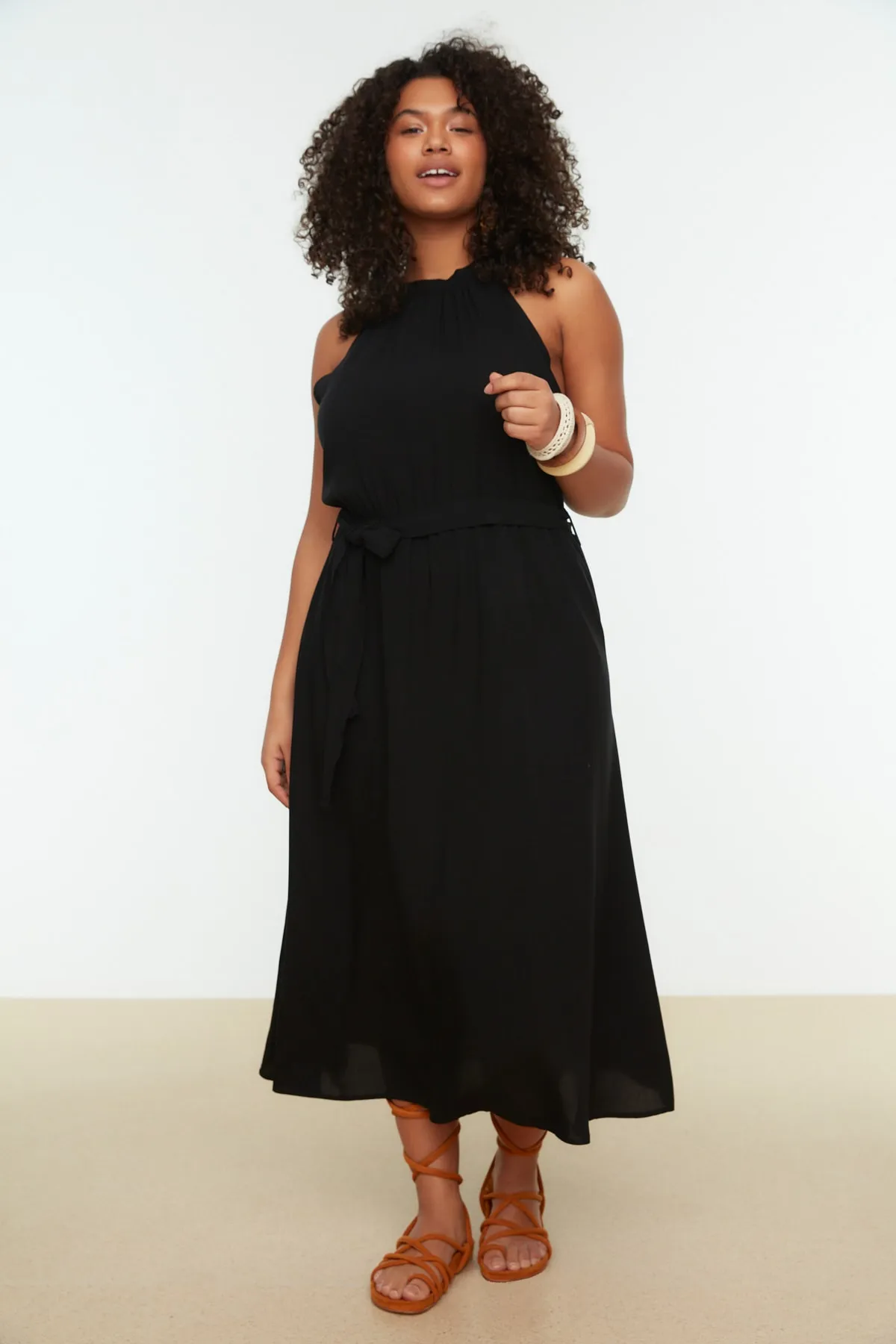 Trendyol Curve  Schwarzes Neckholder-Webkleid mit Gürtel TBSSS22EL1545