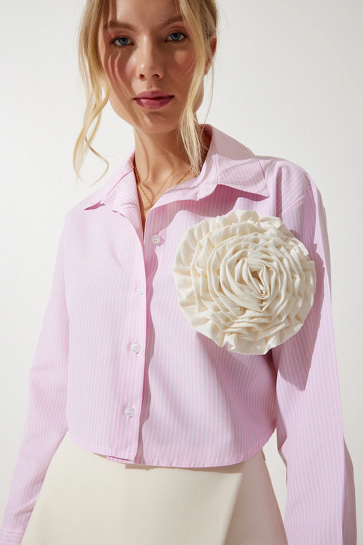 Happiness İstanbul  Hellrosa Premium-Crop-Shirt mit Blumenbrosche für Damen UL00017