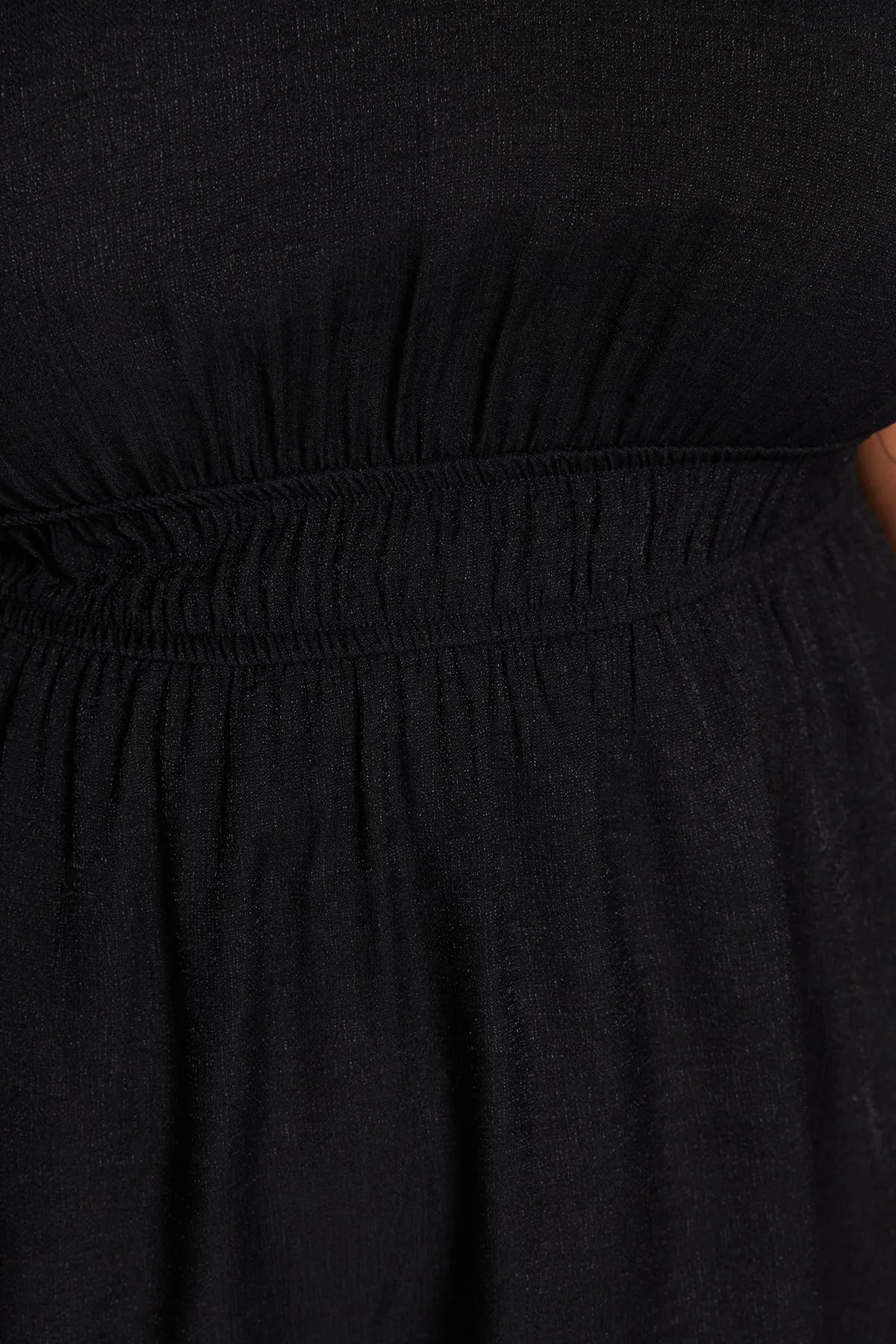 Trendyol Curve  Schwarzes gewebtes Kleid mit elastischer Taille TBBSS23AH00044