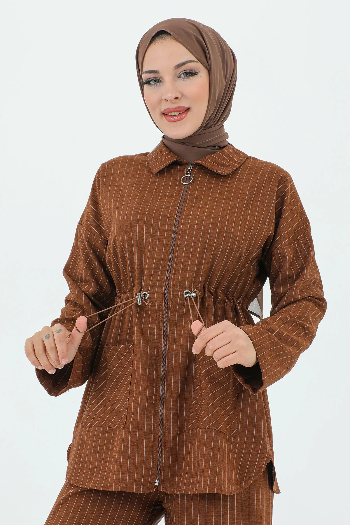 Tesettür Dünyası  Melisa-Anzug mit geraffter Taille und Reißverschluss TSD231208 Braun