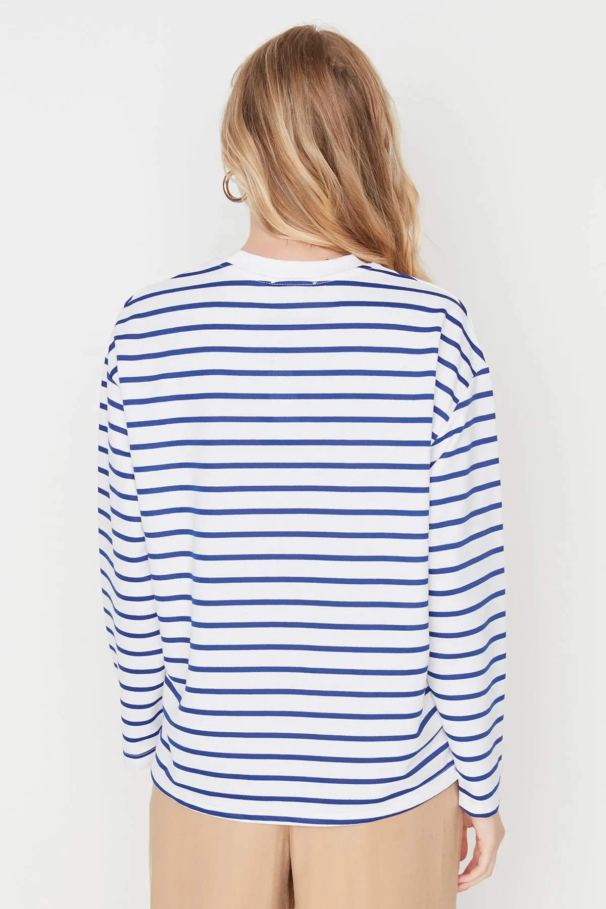 Trendyol Collection  Weiß gestreiftes Oversize/Weit geschnittenes Rundhals-Sweatshirt aus dünnem Strick TWOAW23SW00326