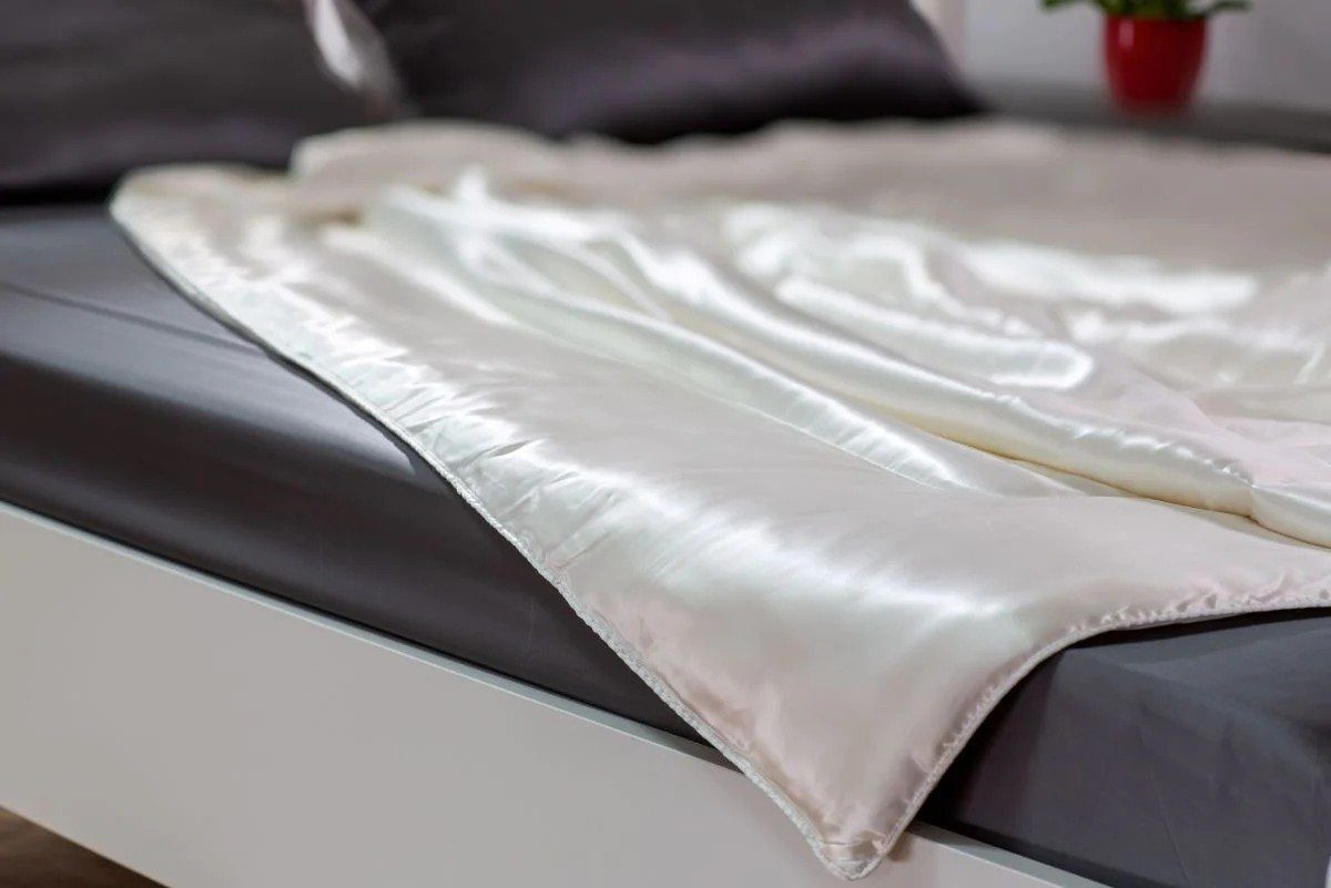 Naturfaserbettdecke, Seidendecke, Bettdecke aus 100% Maulbeerseide mit Seidenbezug, orignee, Füllung: 100% Seide, Bezug: 100% Seidensatin aus Maulbeerseide, Hypoallergen, schlaffördernd, Garantie für einen erholsamen Schlaf