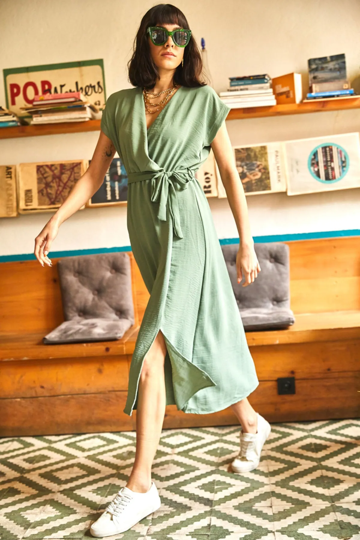 Olalook  Grünes zweireihiges Damenkleid mit Schlitz und Gürtel ELB-19001690
