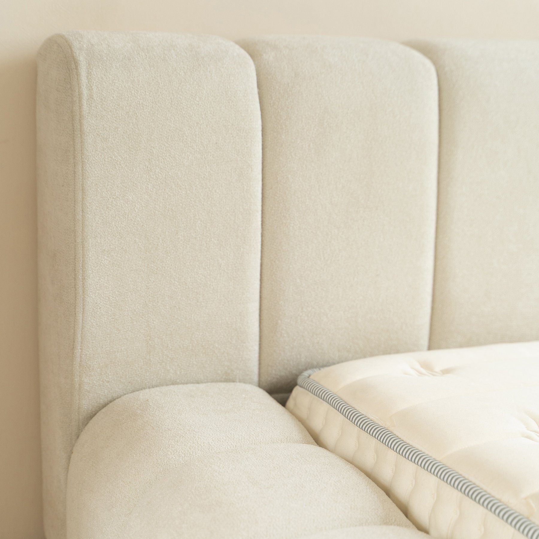Sitheim-Europe Polsterbett Adore Desigbett Beige inkl. Hybrid-Taschenmatratzen 26 cm (1x Bettgestell, 2x Lattenroste, 1x Matratze)