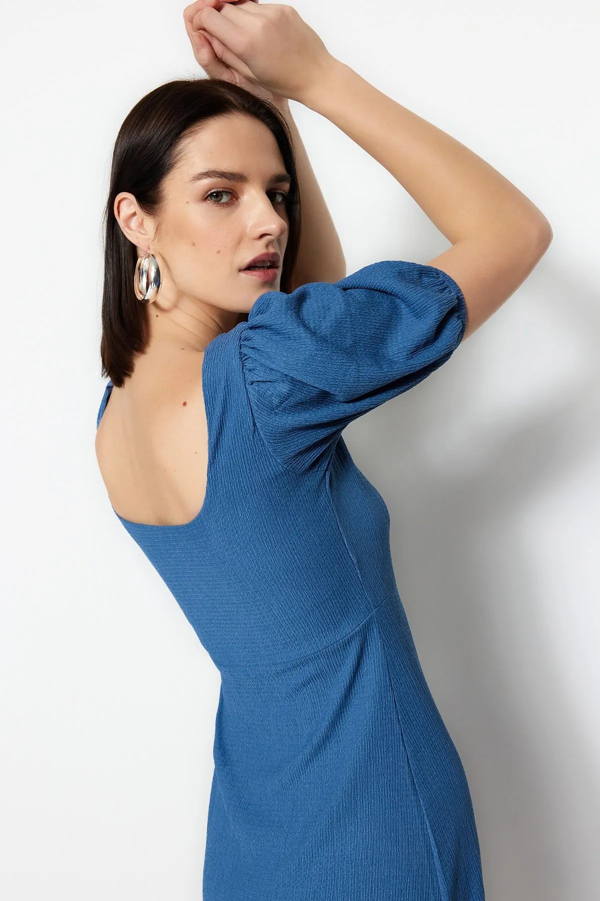 Trendyol Collection  Indigoblaues A-Linien-Strickkleid mit quadratischem Ausschnitt, Ballonärmeln, Schlitzdetail, Wickel-/strukturiertem Midi-Strickkleid TWOSS23EL01533