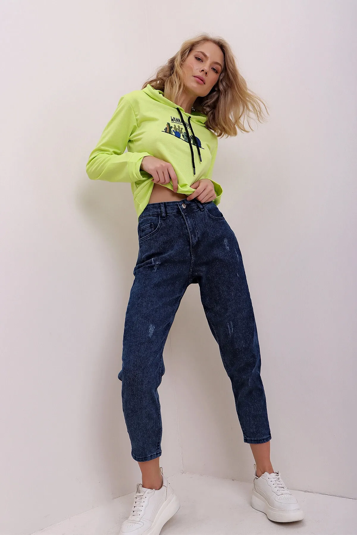Trend Alaçatı Stili  Mom-Jeanshose aus Lycra mit hoher Taille, zerrissen und detailliert, Df00011