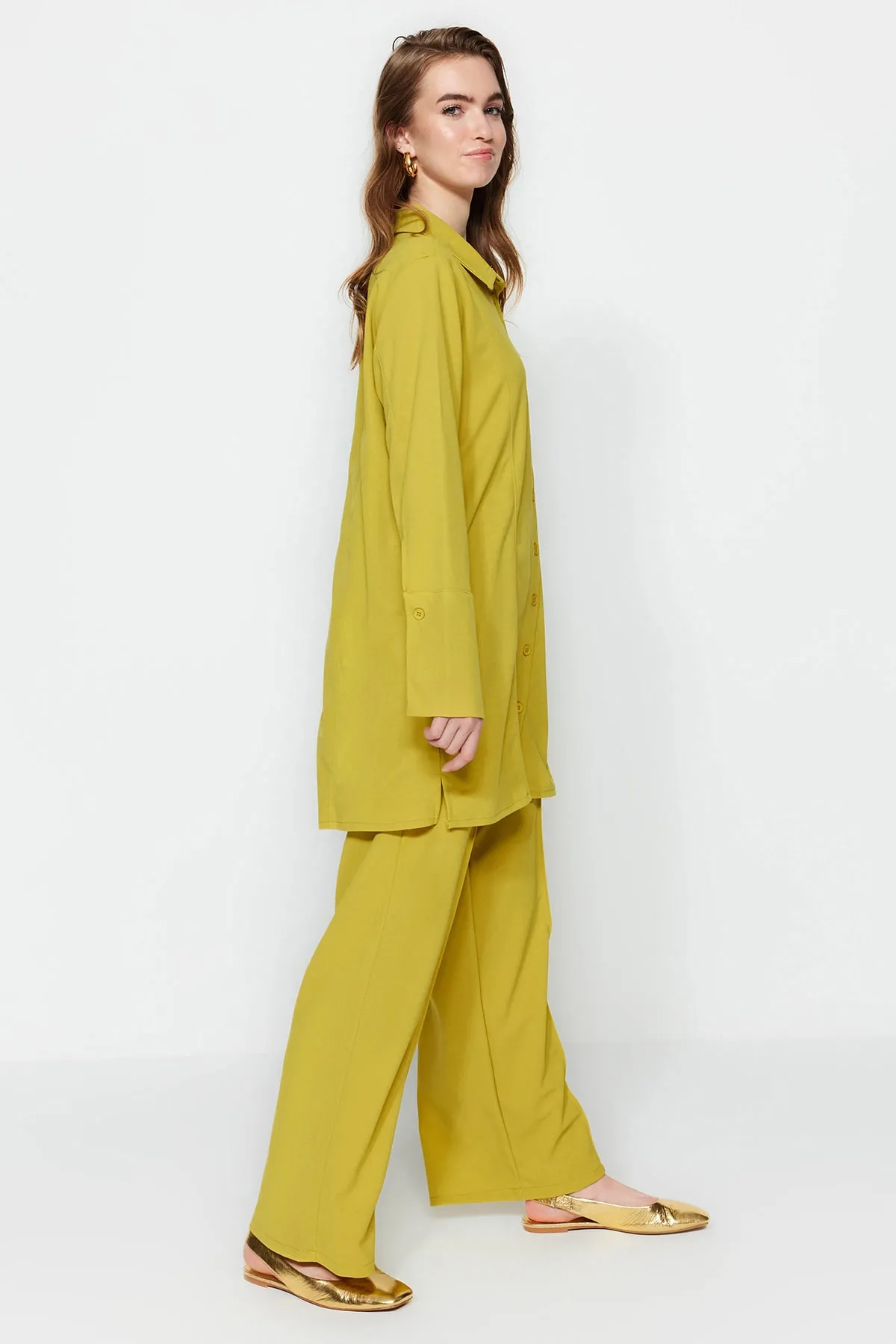 Trendyol Modest  Senfgelbes Hemd-Hosen-Set aus gewebtem Krepp TCTSS23US00060