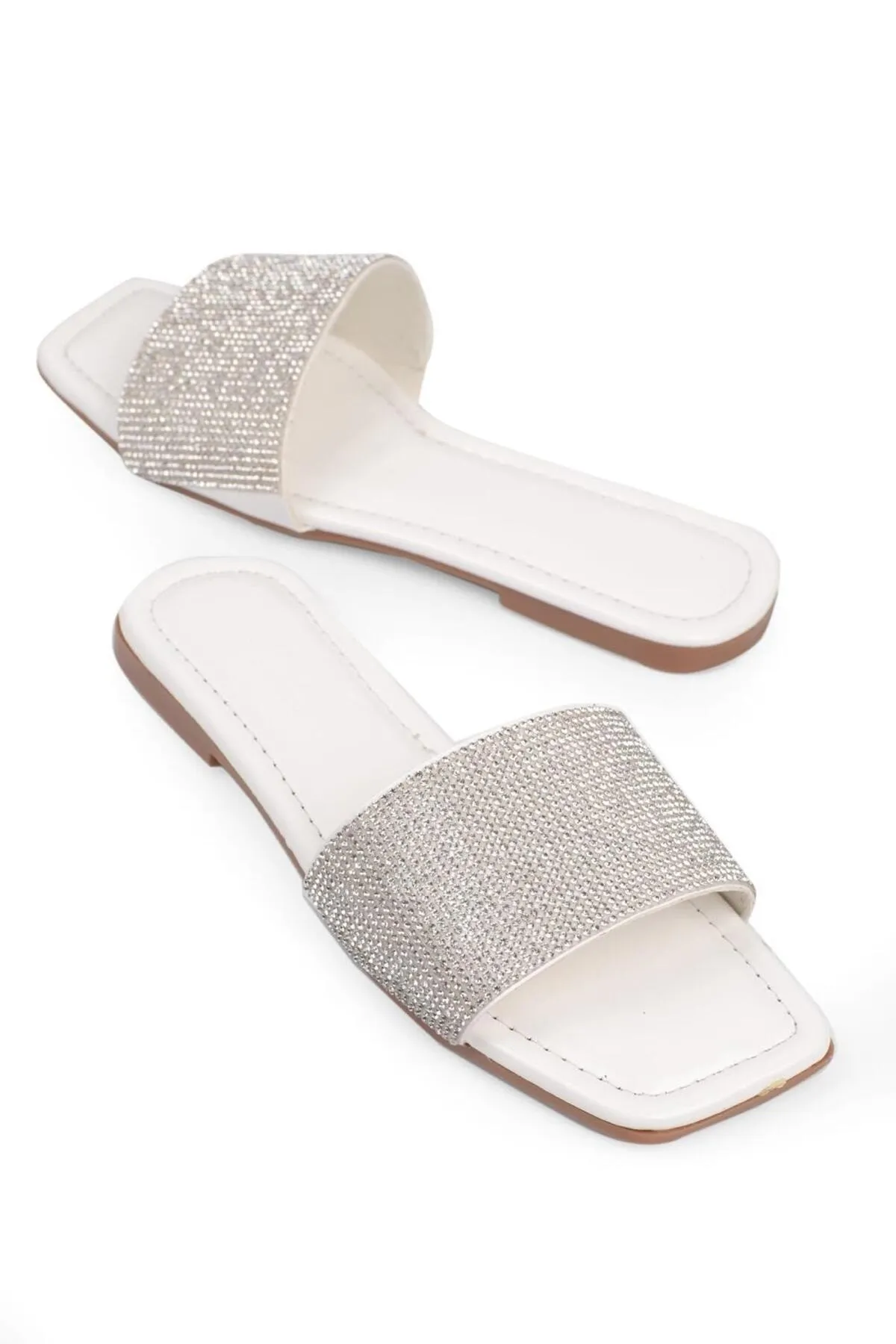 Capone Outfitters  Capone Stone Single Strap Flat Heel Quilted White Damenhausschuhe