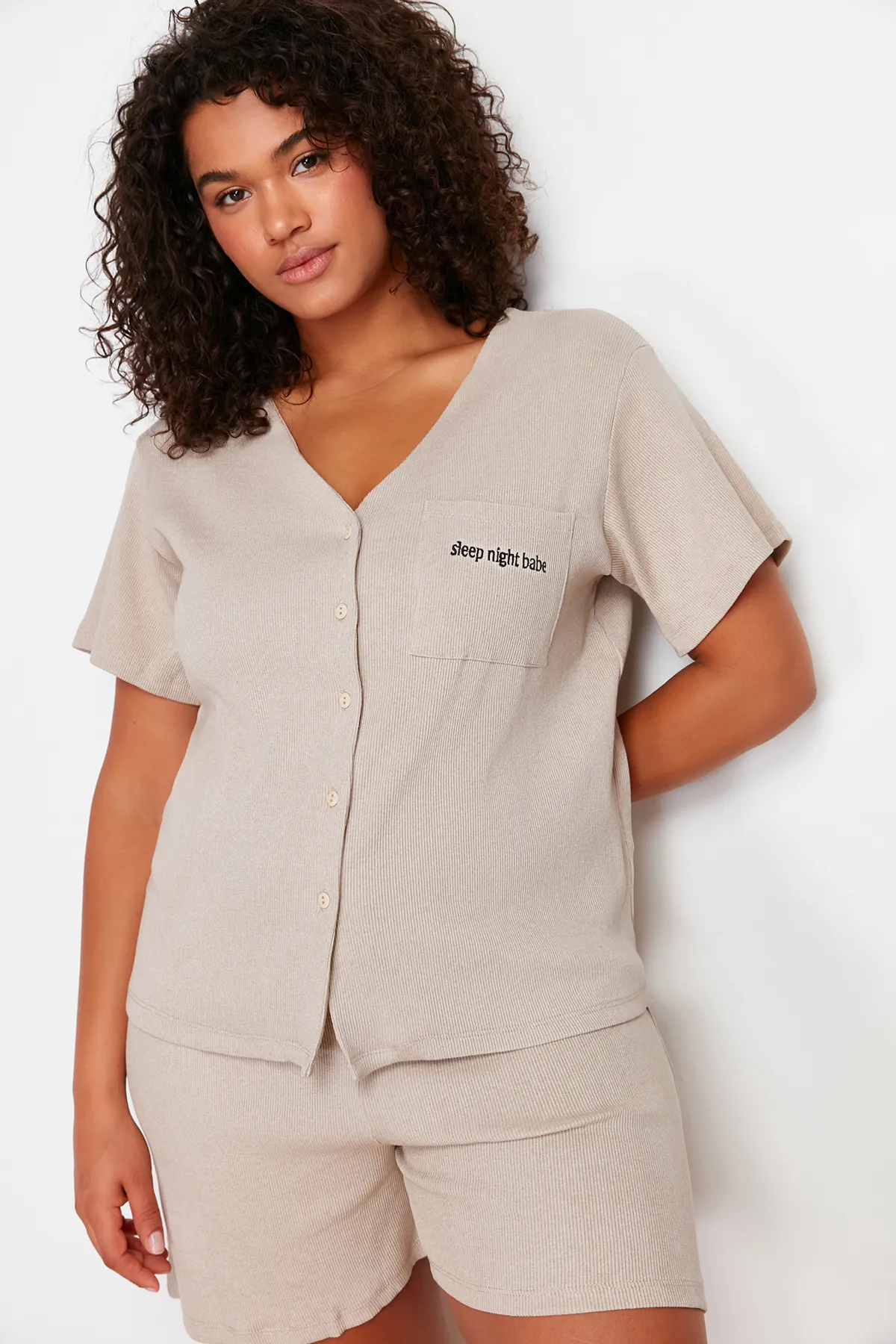 Trendyol Curve  Beiges Pyjama-Set aus besticktem Strick mit Kordelzug TBBSS24AI00019