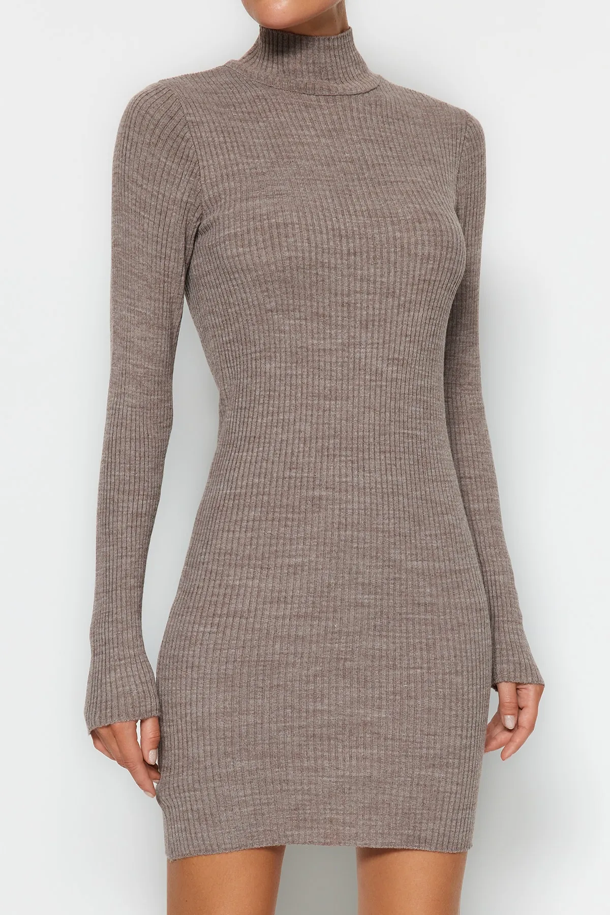 Trendyol Collection  Nerzfarbenes Mini-Strickkleid mit Accessoire-Detail TWOAW23EL01389