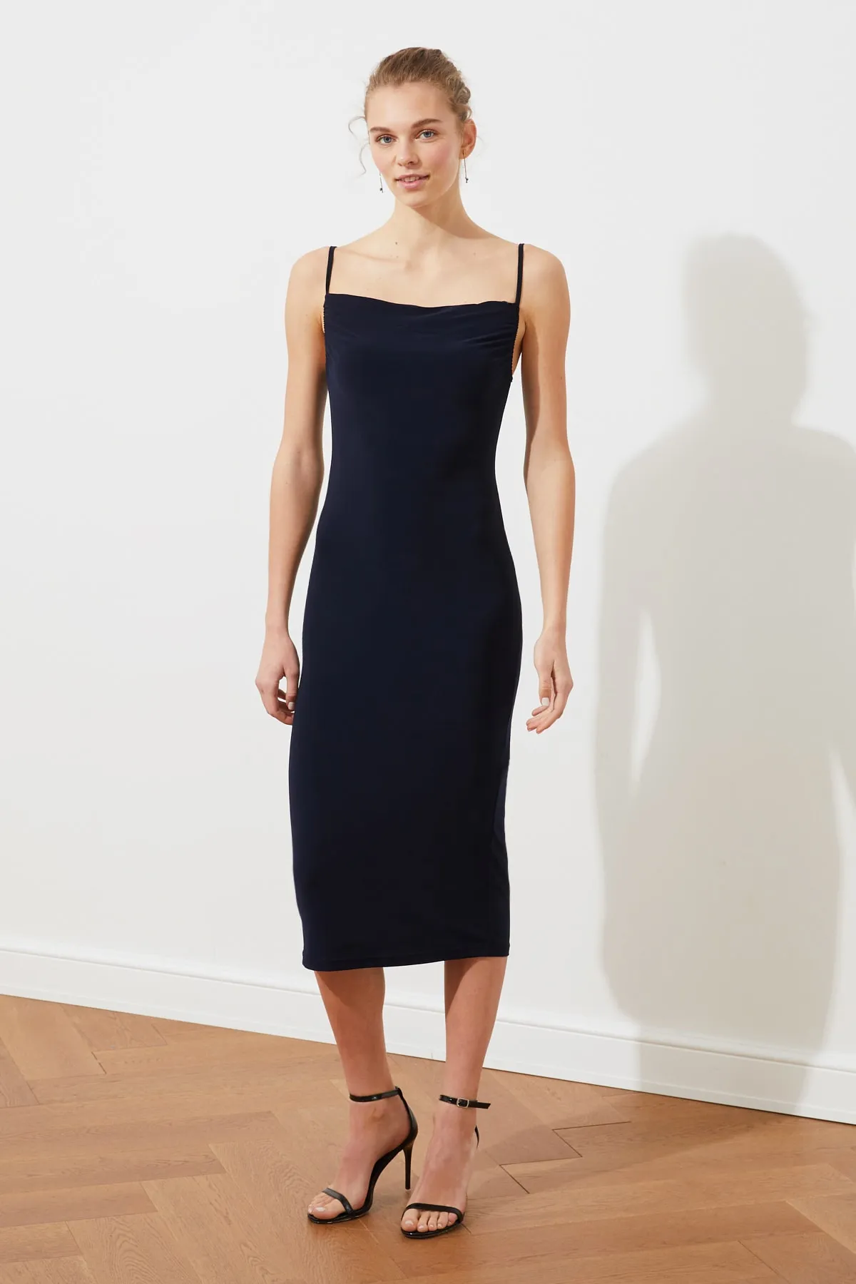 Trendyol Collection  Marineblaues, tailliertes Midi-Bleistiftkleid aus flexiblem Strick mit Degaje-Kragen und Midi-Trägern TWOSS19AD0020