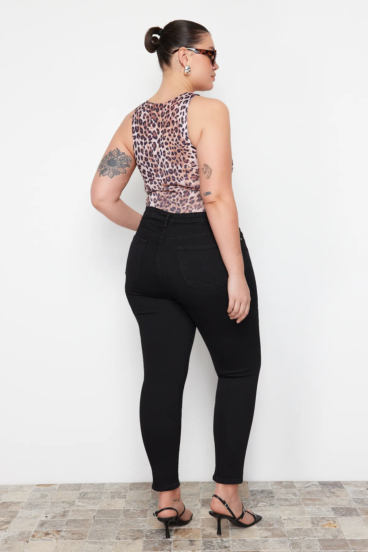 Trendyol Curve  Schwarze Skinny-Jeans mit hoher Taille und Knopfleiste vorne TBSSS22JE0373