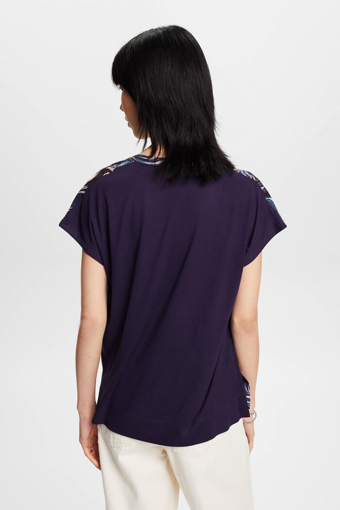 Gemustertes T-Shirt mit Schlitz am Ausschnitt