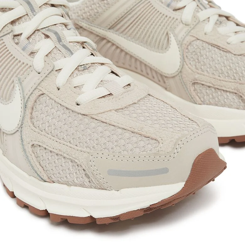 NIKE Zoom Vomero 5 