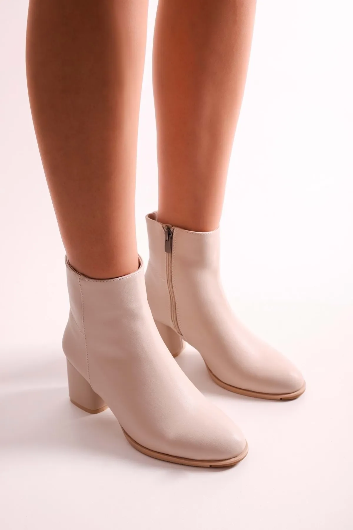 Shoeberry  Haylee Beige Skin Damenstiefel mit Absatz Beige Skin