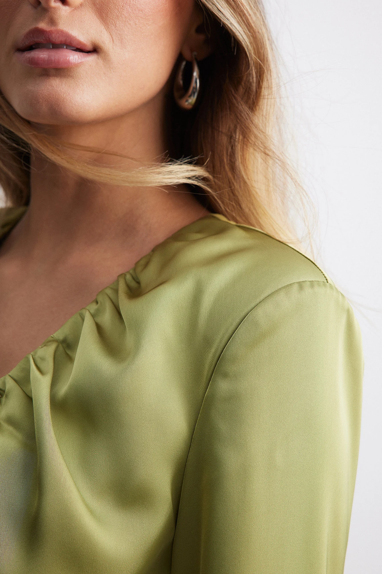 Satinbluse mit gerüschtem Ausschnitt