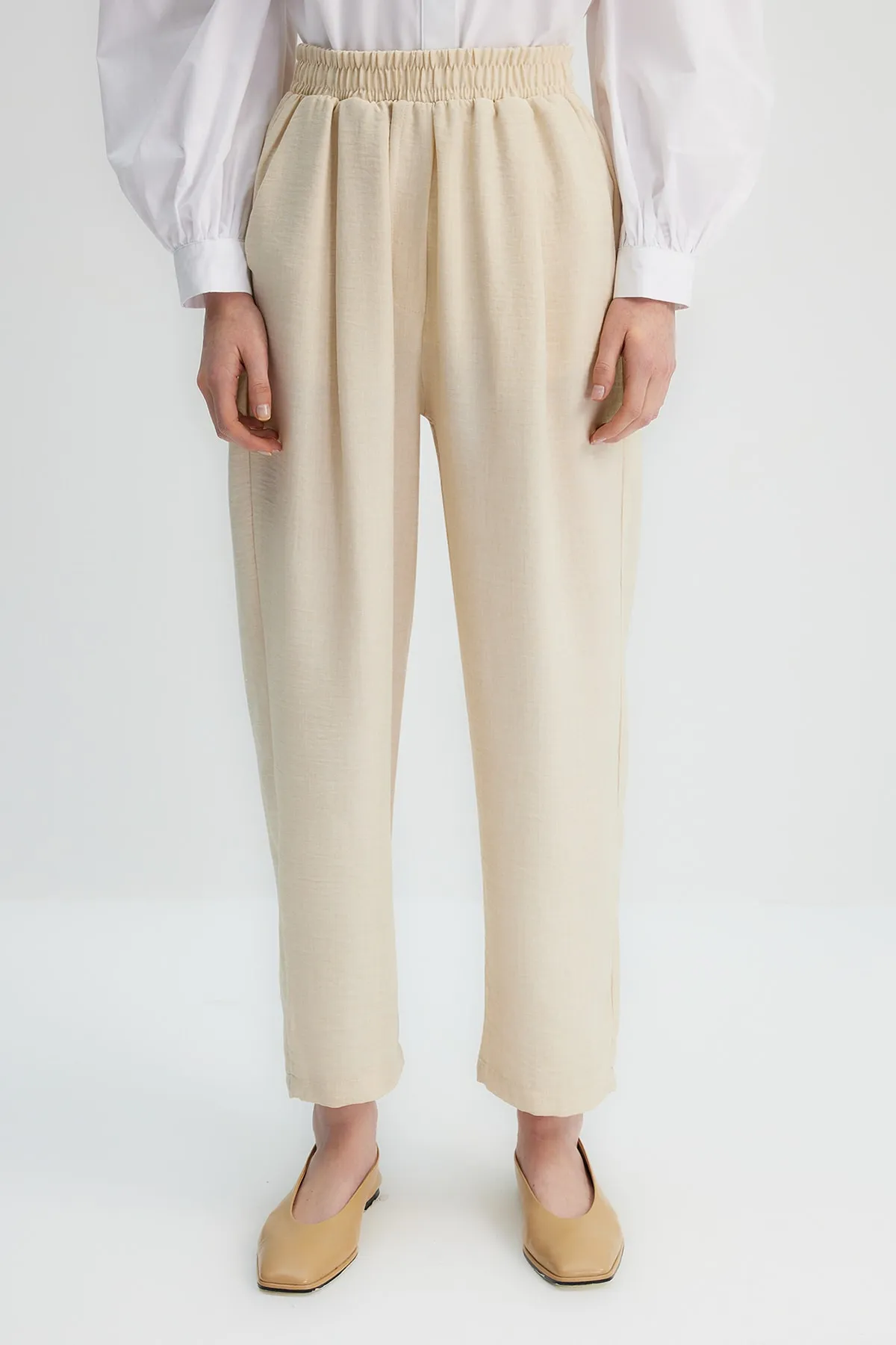 Trendyol Modest  X Kevser Sarıoğlu Beige gewebte Hose mit elastischem Bund TCLSS23TP00007