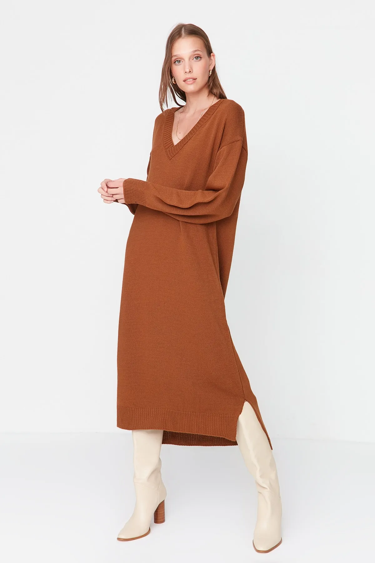 Trendyol Collection  Braunes Maxi-Strickkleid mit V-Ausschnitt TWOAW23EL00642