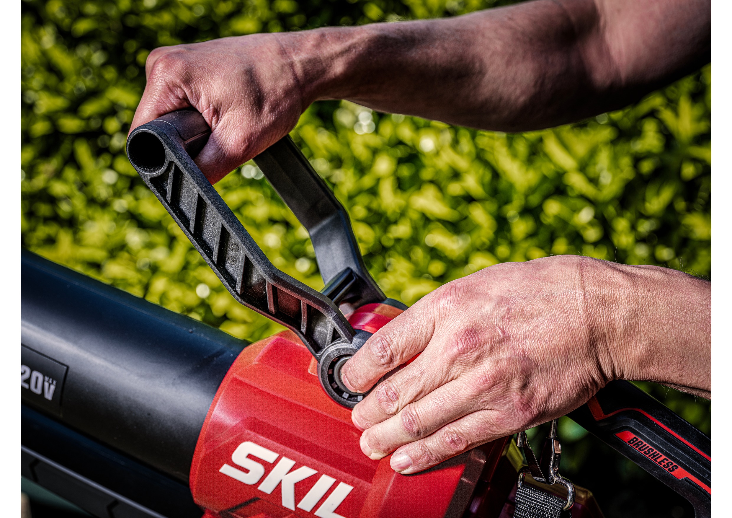 Souffleur et aspirateur de feuilles SKIL GB1E0350BA, 2 x 20 V sans balais, avec 2 batteries 4,0 Ah et 2 chargeurs.