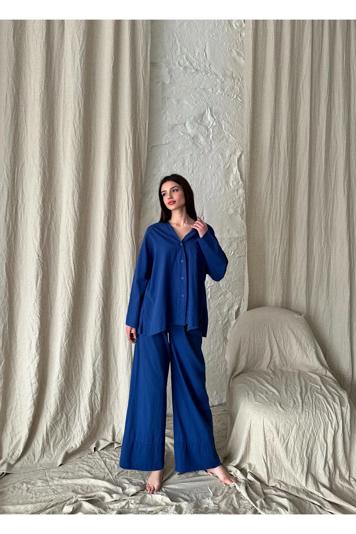 Laluvia  Indigofarbenes Leinen-Hose-Hemd-Set mit zwei Beinen