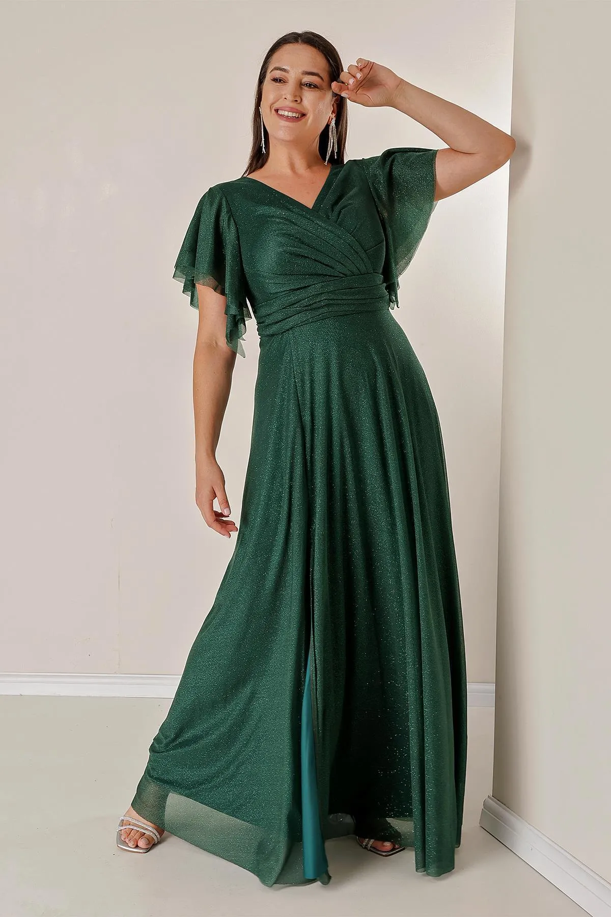 By Saygı  Langes Lurex-Kleid in Übergröße mit zweireihigem Ausschnitt vorne, drapierten, gefütterten Ärmeln, Volant und Schlitz
