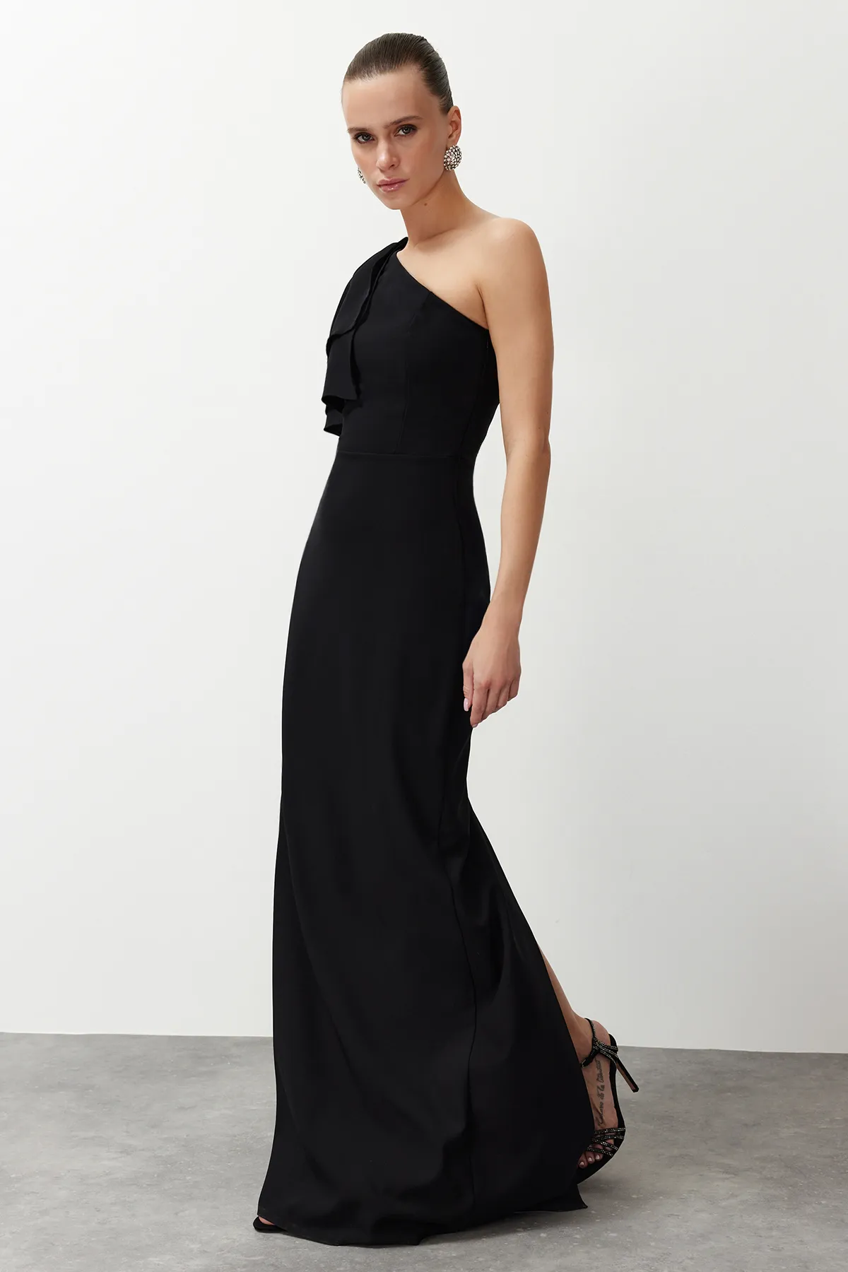 Trendyol Collection  Schwarzes, gerade geschnittenes, gewebtes Abendkleid und Abschlusskleid TPRSS23AE00095