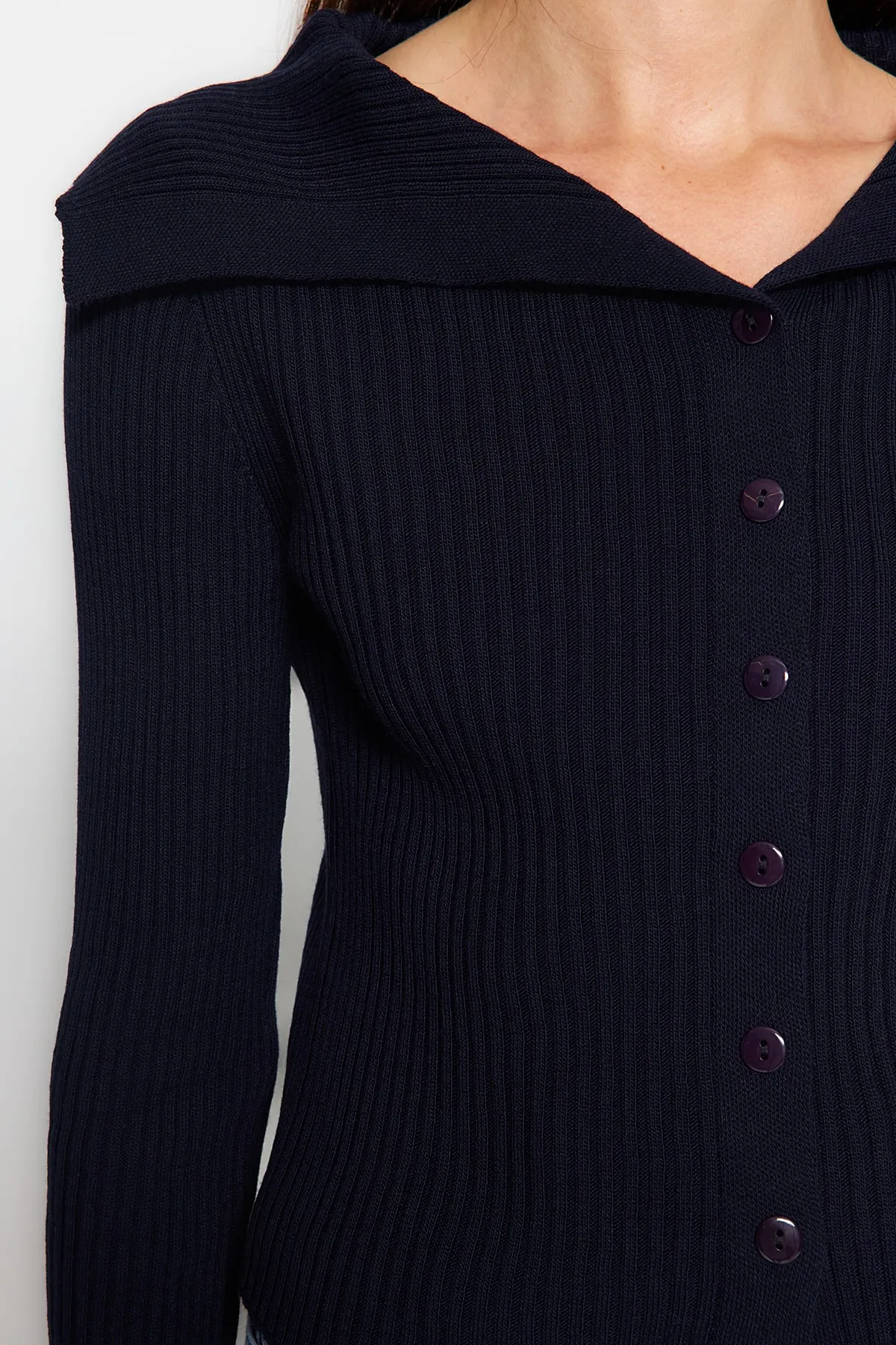 Trendyol Collection  Marineblaue, kurze Strickjacke mit Umlegekragen TWOAW24HI00284