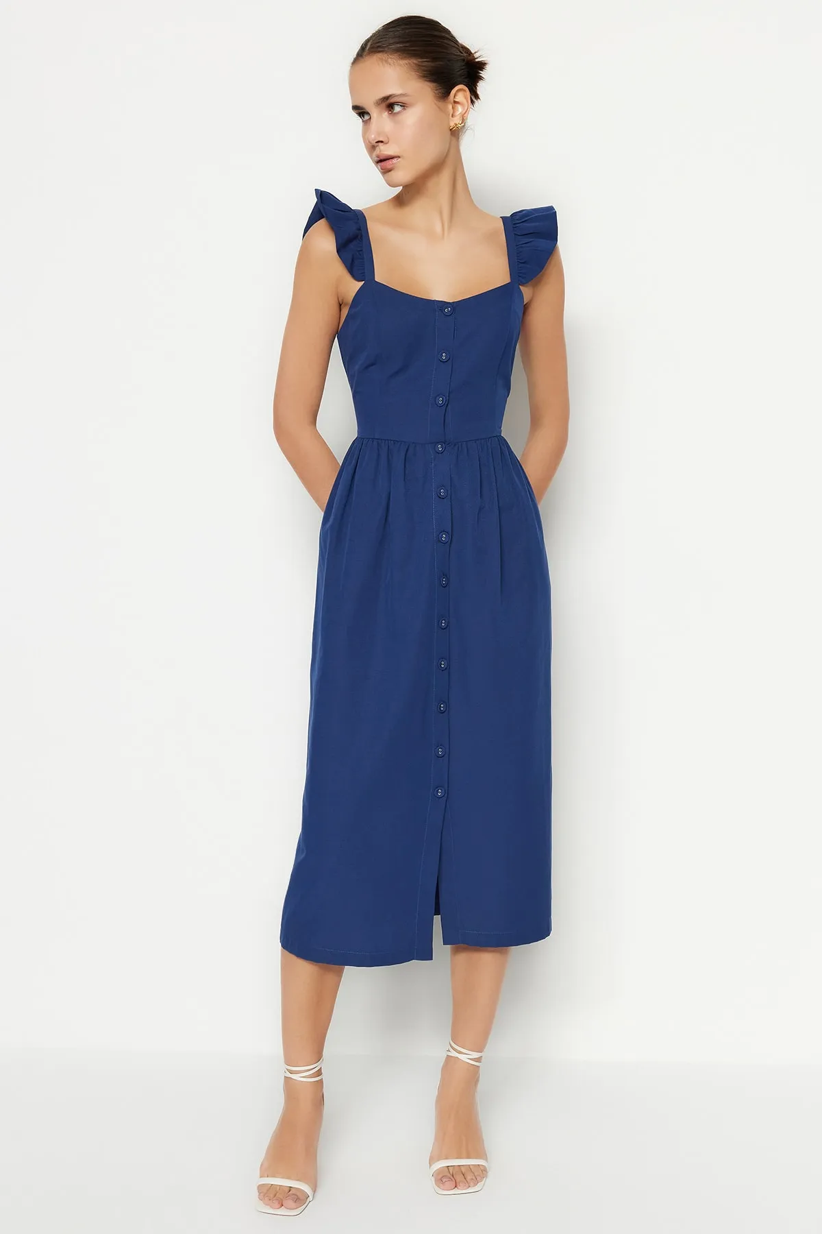 Trendyol Collection  Marineblaues Midi-Hemdkleid mit gewebten Rüschen und Details TWOSS23EL01146