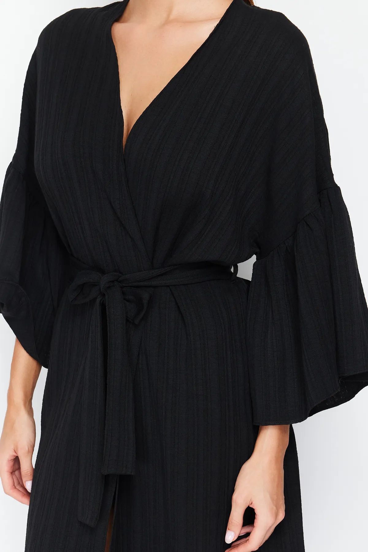 Trendyol Collection  Schwarzer Maxi-Kimono und Kaftan aus gewebtem Volant aus Leinenmischung mit Gürtel TBESS23KM00028
