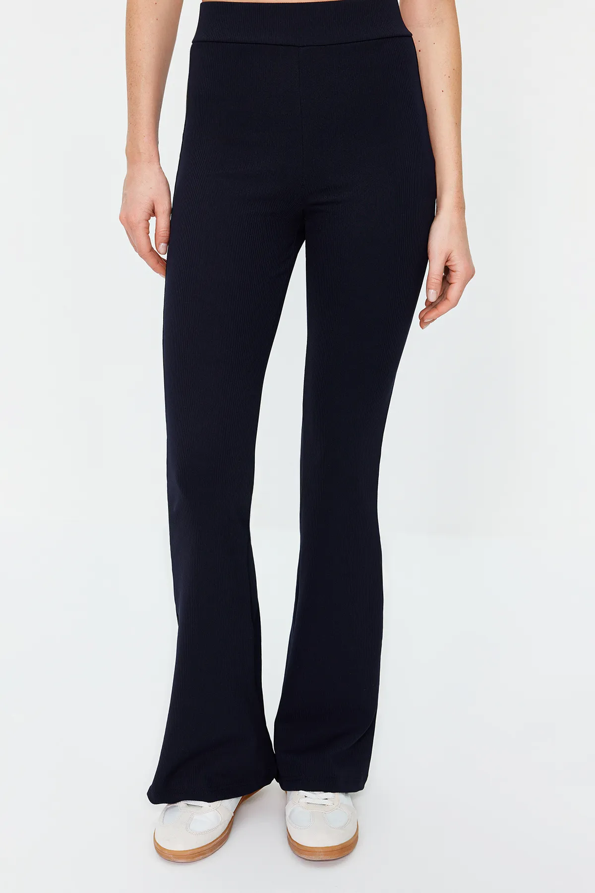 Trendyol Collection  Marineblaue, gerippte, ausgestellte/spanische Leggings mit hoher Taille und dehnbarer Strick-Leggings TWOSS23PL00135