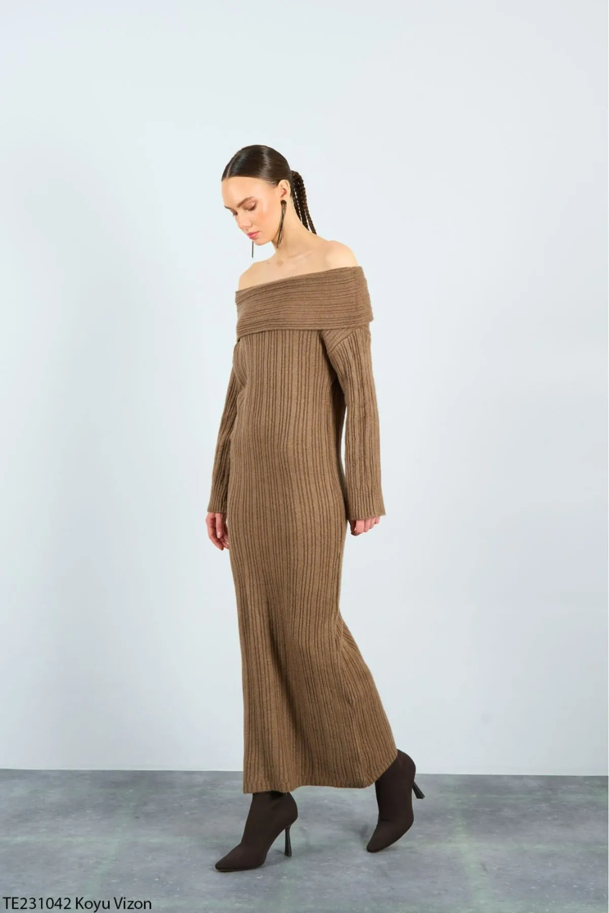 Laluvia  Kamelfarbenes, langes Kleid mit Schalkragen