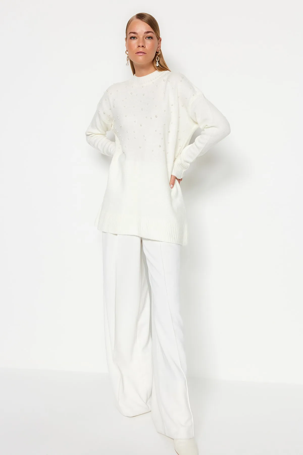 Trendyol Modest  Strickpullover mit Perlendetails in Ecru TCTAW24AK00131