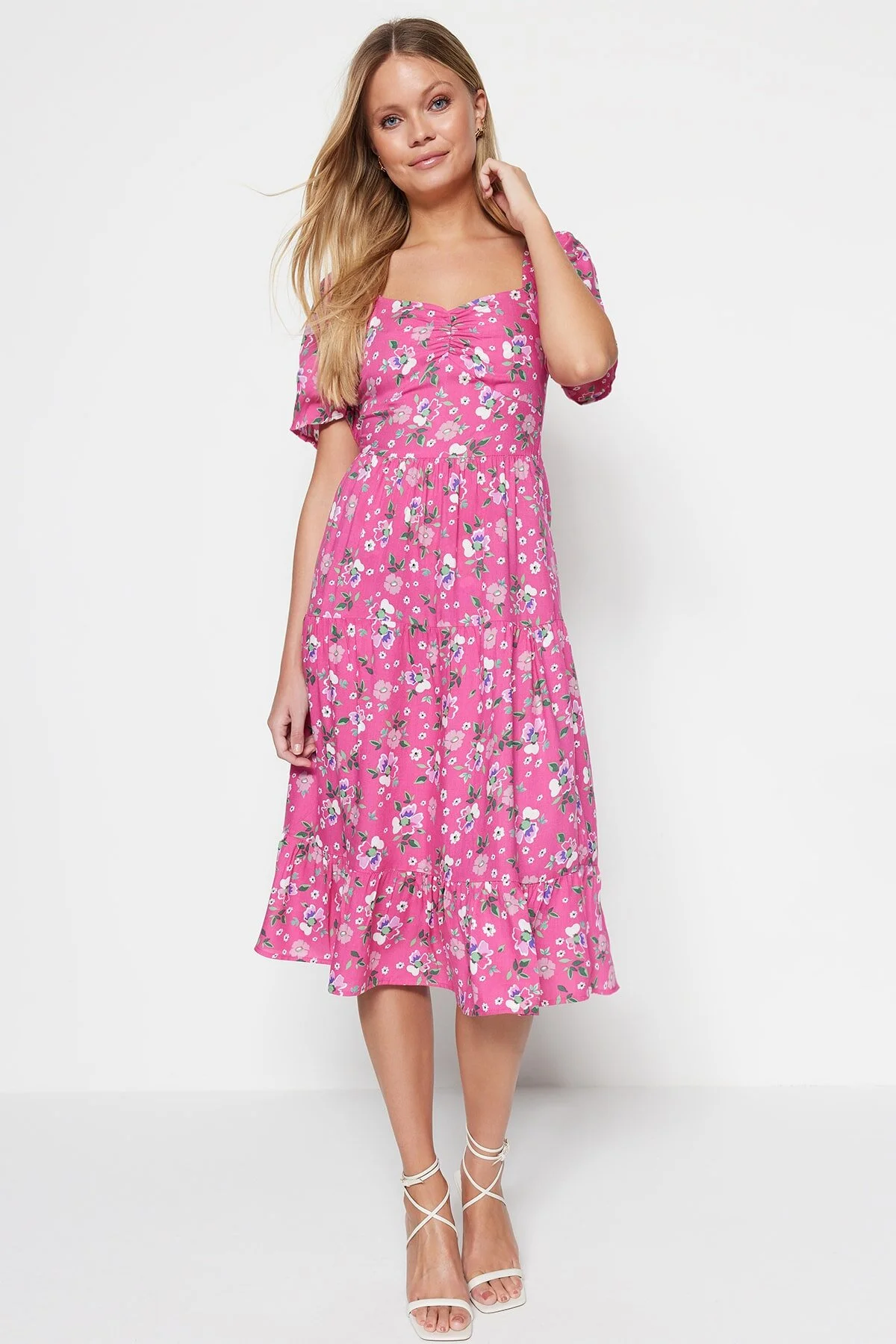 Trendyol Collection  Rosafarbenes, gewebtes Midikleid in A-Linie mit Ballonärmeln und Blumendruck TWOSS20EL2323