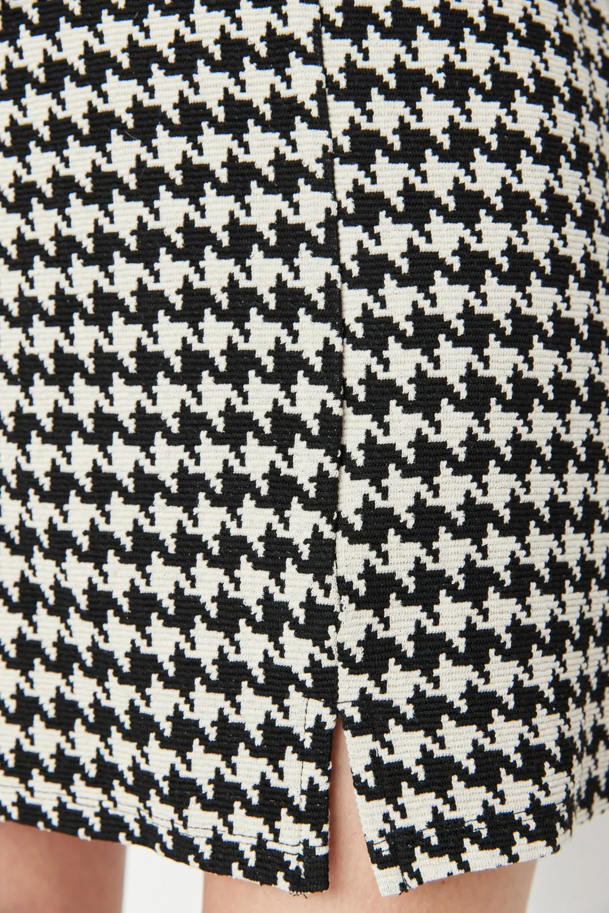 Trendyol Collection  Schwarzer Mini-Strickrock mit Hahnentrittmuster TWOAW23ET00112