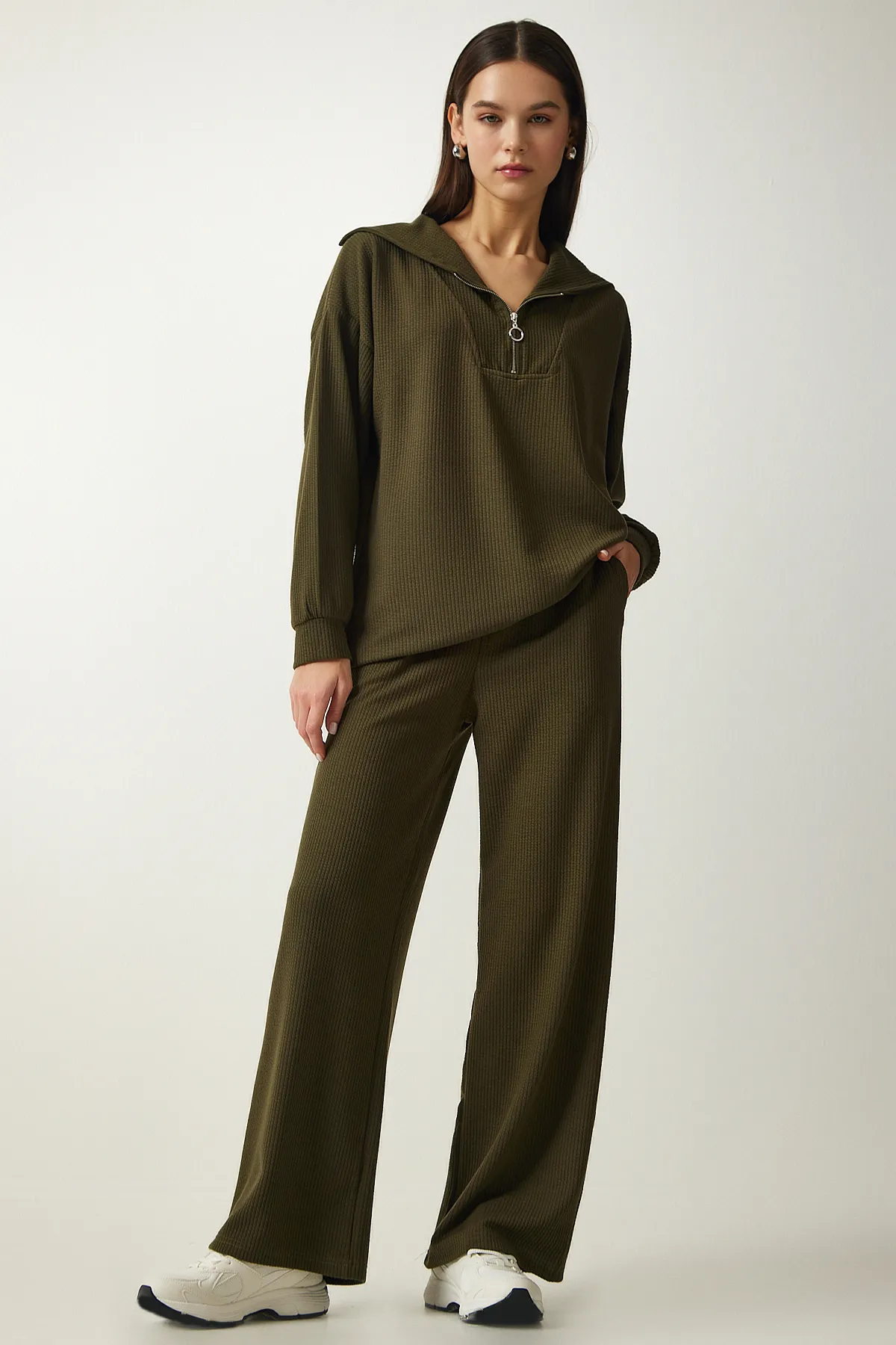 Happiness İstanbul  Damen-Set aus schnurgebundener Strickbluse und Hose in Khaki EW00004